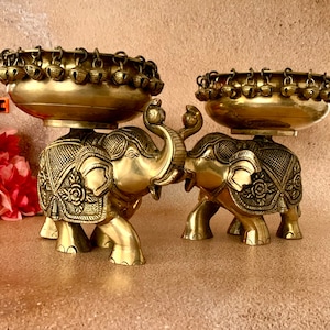 Urli elefante in ottone da 7,5 pollici con campanelli; portacandele a forma di fiore vintage; decorazione tradizionale indiana per Urli; decorazione per Diwali; pezzo forte per tavolo angolare per Urli