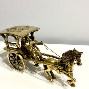 細部まで美しい真鍮の馬車。室内装飾品。馬車とショーピース。クリスマスプレゼント。