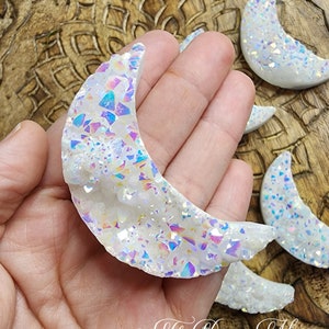 Angel Aura Druzy Crescent Moon – Iridescent Crystal Decor – Sparkling Celestial Stone – Unique Moon Gift – Home or Altar Display