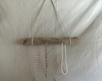 Perchero de pared con joyas de madera flotante