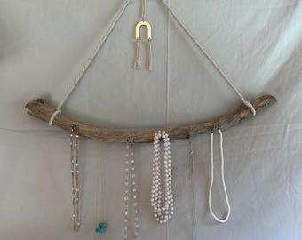 Perchero de pared con joyas de madera flotante