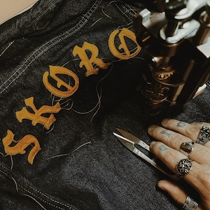 Naszywka Rocker Patch wykonana ręcznie metodą haftu łańcuszkowego