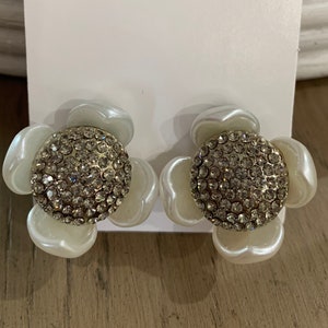 Boucle d’oreille blanche de fleur de résine avec des strass
