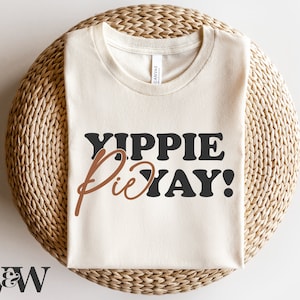 Yippie Pie Yay! SVG | Erntedank-Shirt SVG | Herbst-Shirt SVG | Herbstliches Design | Kürbis Saison geschnitten Datei | Lustige Danksagungs-Svg | Retro Herbst svg