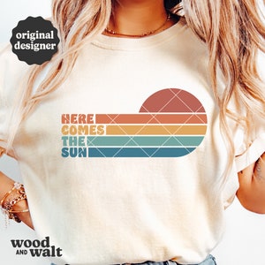 Here Comes The Sun-SVG | Retro zomer-svg | Zomershirt SVG | Vintage zon Svg | Strand babe Svg | Vacay Vibes Svg | Zonnige dagen vooruit Svg