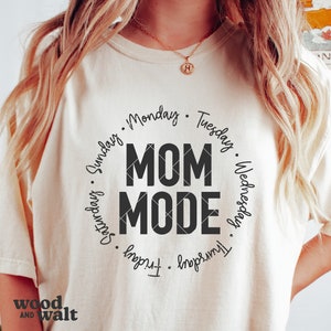 Mom Mode SVG PNG | Dia das Mães SVG | Vida de Mãe Svg | Camiseta Redonda de Mãe Svg | Nova Mãe Svg | Maternidade Svg | Mãe o Dia Todo, Todos os Dias Svg