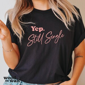 Yep Still Single SVG | Dia dos Namorados SVG | Arquivo de corte retrô Valentine | Design anti-Valentine | Camiseta engraçada Valentine PNG | Download instantâneo