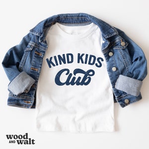 Kind Kids Club SVG PNG | Chemise rétro pour enfants SVG | Kind is Cool Svg | Retour à l'école Svg | T-shirt Svg pour tout-petit | Fichier SVG de chemise neutre en matière de genre