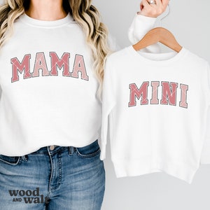 Mama e Mini SVG PNG | Camisa Combinando SVG | Design de Mãe e Filha | Varsity Mama Svg | Varsity Mini Svg | Mommy Me Svg | Sublimação