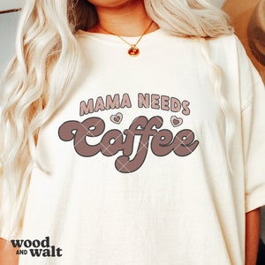 La mamma ha bisogno di caffè SVG PNG / Dipendente da caffè freddo SVG / Regina della caffeina Svg / Vita da mamma Svg / Modalità mamma Svg / Sublimazione mamma