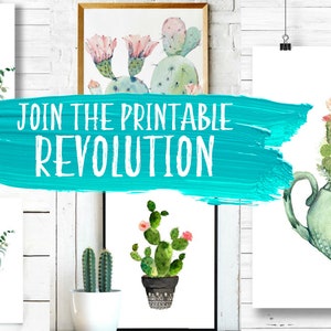 Op de afbeelding: Vijf aquarelprints met verschillende cactusplanten in verschillende arrangementen. De prints zijn ingelijst en worden getoond op een witte houten muur. De tekst "JOIN THE PRINTABLE REVOLUTION" is in wit op een turquoise blauwe achtergrond geschreven.