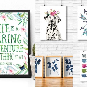 Op de afbeelding: Een collage van acht ingelijste prints met verschillende ontwerpen. De print linksboven heeft een aquarel bloemenontwerp met de quote "Het leven is een gedurfd avontuur of helemaal niets." van Helen Keller. De print boven in het midden heeft een aquarel illustratie van een Dalmati&euml;r met een bloemenkrans. De print rechtsboven heeft een kompas met pijlen die in alle richtingen wijzen. De drie prints linksonder hebben een aquarel illustratie van blauwe eucalyptusbladeren. De print rechtsonder heeft een verzameling kleurrijke mokken met verschillende patronen.