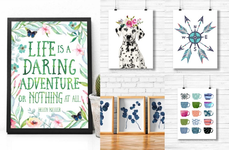 Op de afbeelding: Een collage van acht ingelijste prints met verschillende ontwerpen. De print linksboven heeft een aquarel bloemenontwerp met de quote "Het leven is een gedurfd avontuur of helemaal niets." van Helen Keller. De print boven in het midden heeft een aquarel illustratie van een Dalmati&euml;r met een bloemenkrans. De print rechtsboven heeft een kompas met pijlen die in alle richtingen wijzen. De drie prints linksonder hebben een aquarel illustratie van blauwe eucalyptusbladeren. De print rechtsonder heeft een verzameling kleurrijke mokken met verschillende patronen.