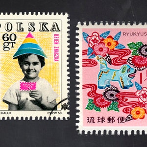 Puede incluir: Dos sellos postales, uno de Polonia con un ni&ntilde;o que lleva un gorro de fiesta y sostiene un sello, y otro de Ryukyu con un perro azul y flores, ambos con texto.
