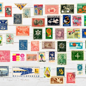 Puede incluir: Una colecci&oacute;n de sellos postales antiguos de todo el mundo. Los sellos presentan una variedad de dise&ntilde;os, que incluyen animales, banderas y paisajes. Algunos de los sellos son de pa&iacute;ses como Bulgaria, Ghana, Nueva Zelanda y Australia.