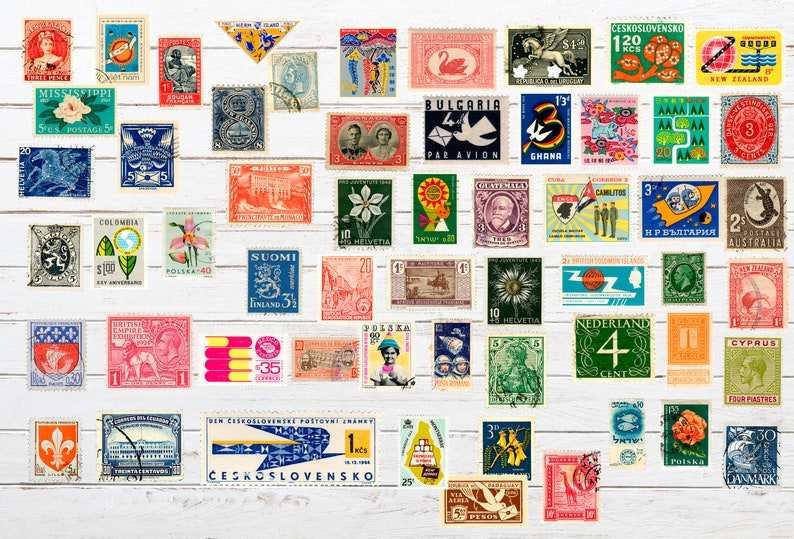 Puede incluir: Una colecci&oacute;n de sellos postales antiguos de todo el mundo. Los sellos presentan una variedad de dise&ntilde;os, que incluyen animales, banderas y paisajes. Algunos de los sellos son de pa&iacute;ses como Bulgaria, Ghana, Nueva Zelanda y Australia.