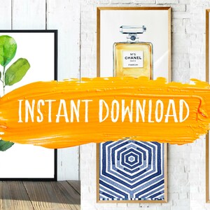 Op de afbeelding: Set van vier printbare wandkunstprints met aquarel illustraties van een bladerrijke tak, een fles parfum, een verzameling regenbogen en een blauwe varen. De prints zijn ingelijst en worden weergegeven op een witte bakstenen muur. De tekst "INSTANT DOWNLOAD" is geschreven in oranje op een gele achtergrond.