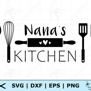 Może przedstawiać: Czarno-biały projekt z tekstem "Nana's Kitchen" z wałkiem, trzepaczką, łyżką, szpatułką i szpatułką gumową.
