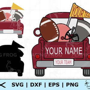 Pode incluir: Uma camioneta vermelha com uma porta traseira que diz "YOUR NAME" e "YOUR TEAM". A caçamba da camioneta está cheia de bolas de futebol americano e capacetes.