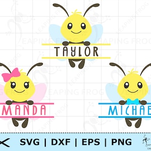 Puede incluir: Tres diseños de monograma dividido con temática de abeja. La primera abeja es amarilla con alas azules y sostiene un cartel que dice "TAYLOR". La segunda abeja es amarilla con alas rosadas y sostiene un cartel que dice "AMANDA". La tercera abeja es amarilla con alas azules y sostiene un cartel que dice "MICHAEL".
