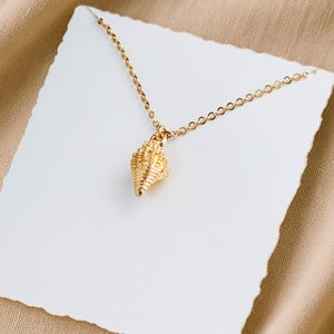 Golden Sea Shell Pendant Necklace: 18k Gold-Plated Stainless Steel