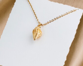 Golden Sea Shell Pendant Necklace: 18k Gold-Plated Stainless Steel