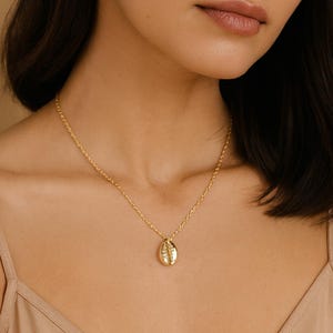 Golden Sea Shell Pendant Necklace: 18k Gold-Plated Stainless Steel