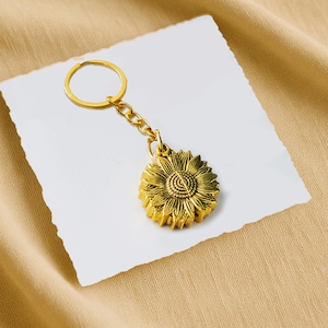 Sunflower Keychain: Engraved &#39;Keep Going&#39; Charm - Gold-Toned Zinc Alloy