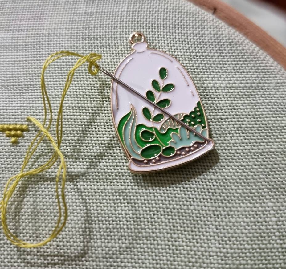 Outdoor Enamel Needle Minders, Needle Threader for Embroidery