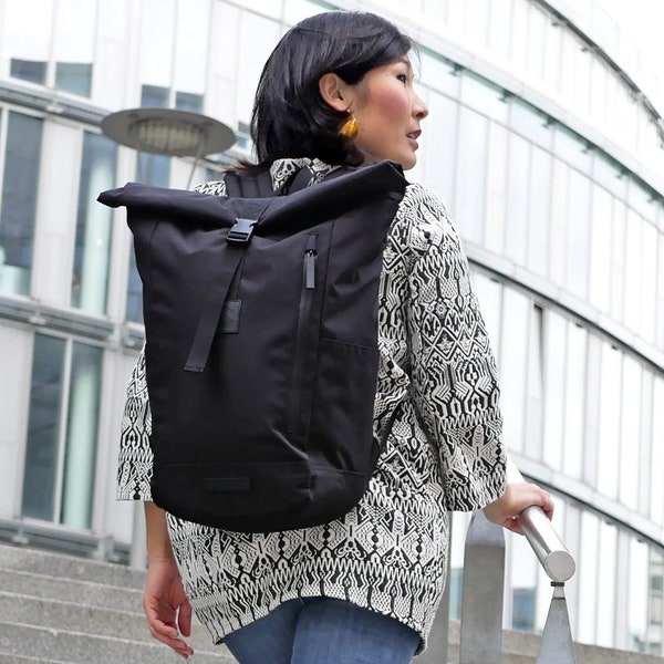 Bomence ULTRA LEICHT Rolltop Eco Rucksack Damen & Herren, wasserabweisend, aus recycelten PET Flaschen, schwarz