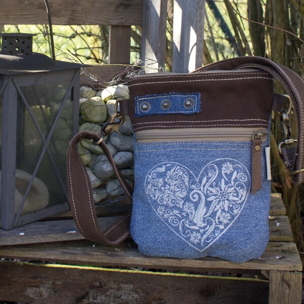 Trachtentasche Dirndl Tasche - Umhängetasche Oktoberfest - kleine Crossbody Bag aus recycelter Jeans