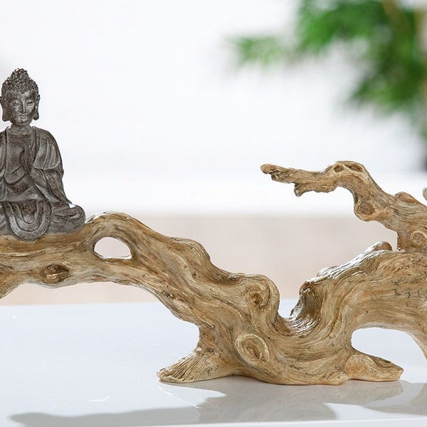 Buddha Figur betend auf Baumstamm Meditation 35 cm breit Dekofigur
