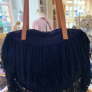 Borsa Ibiza Boho all'uncinetto nera con frange fatte a mano immagine 2