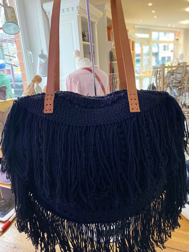 Borsa Ibiza Boho all'uncinetto nera con frange fatte a mano immagine 2