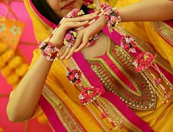 Jewellery for mehndi ceremony hot sale