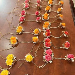 30 piezas. Pulsera de flores para bodas, mandhi, haldi y otros regalos de boda. Color personalizado.