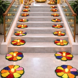 Könnte beinhalten: Eine Treppe, die mit farbenfrohen Blumenarrangements und Kerzen geschmückt ist. Die Stufen sind mit leuchtenden, blütenförmigen Dekorationen in Rot-, Gelb-, Rosa- und Blautönen geschmückt, die jeweils eine brennende Kerze tragen. Die Szene wird von warmem Licht erhellt.