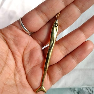 Op de afbeelding: Een gouden vis-hangerketting. De hanger is gedetailleerd en heeft een textuur.