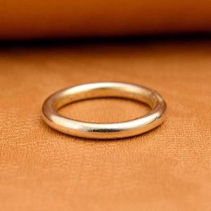 Anillo redondo de latón hecho a mano: Anillo apilable de oro