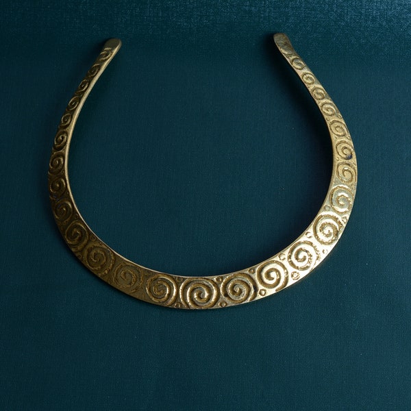 Collier ethnique rigide en laiton avec spirales, torque celtique, collier tribal, cadeau personnalisé, cadeau pour elle