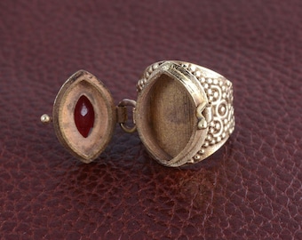 Anillo Poison Boho con caja de granate, anillo hecho a mano de latón dorado con piedra roja.