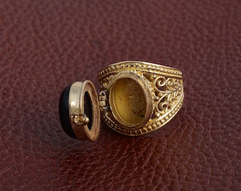 Anillo de latón con forma de caja de veneno de obsidiana, estilo bohemio.