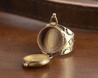 Anillo de latón con forma de veneno secreto, joya tipo pastillero.