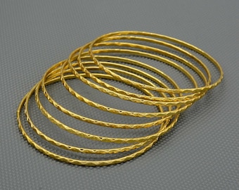 Conjunto de pulseiras douradas marteladas: Pulseira fina de latão