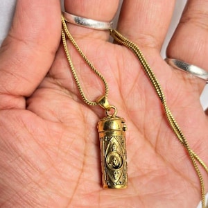ciondolo veleno segreto, ciondolo veleno d'oro, ciondolo veleno unico, ciondolo messaggio segreto, ciondolo veleno, ciondolo portapillole, regalo per lei