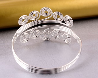 Pulseira de braço ajustável banhada a prata: design em espiral