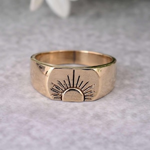 Gouden zegelring zon, cadeaus voor mannen, unieke herenring, handgemaakte sieraden, gesneden ring, gehamerde ring, minimalistische ring,