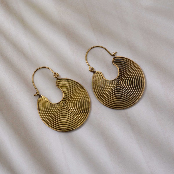 Minimalistiska mässingsörhängen: Boho Statement-smycken