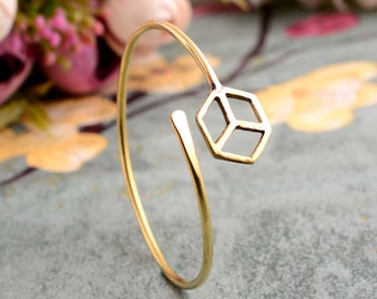 Pulsera con el símbolo de la paz en latón dorado: joyería minimalista de estilo bohemio.