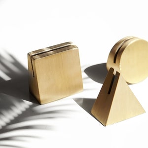 Moderner Messingkartenhalter, moderner Messingfotohalter, dreieckiger Kartenständer, Messing-Postkartenständer, Tischnummerhalter, Einladungsständer